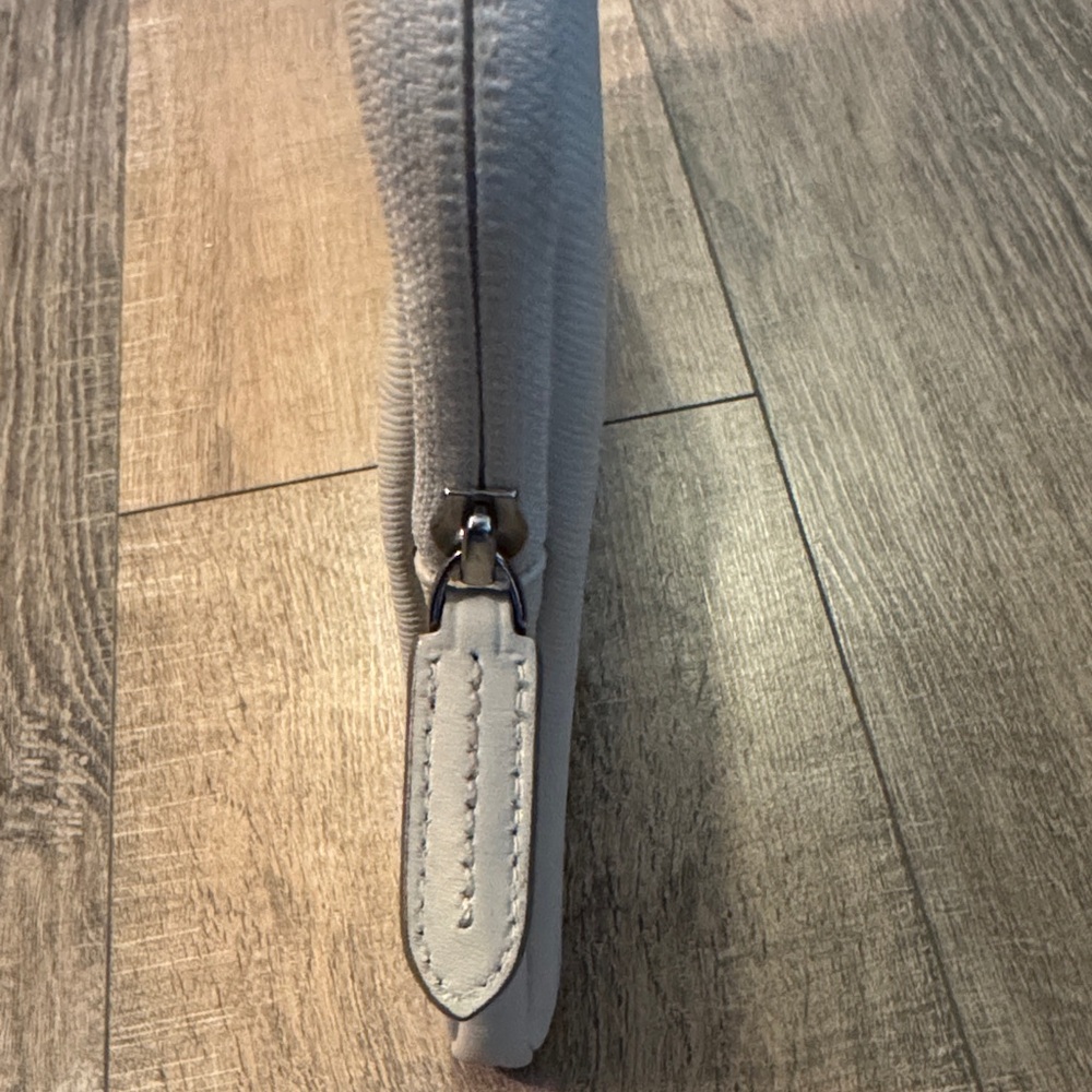 Tumi | Cream Leather Laptop Sleeve - Picture 4 of 10